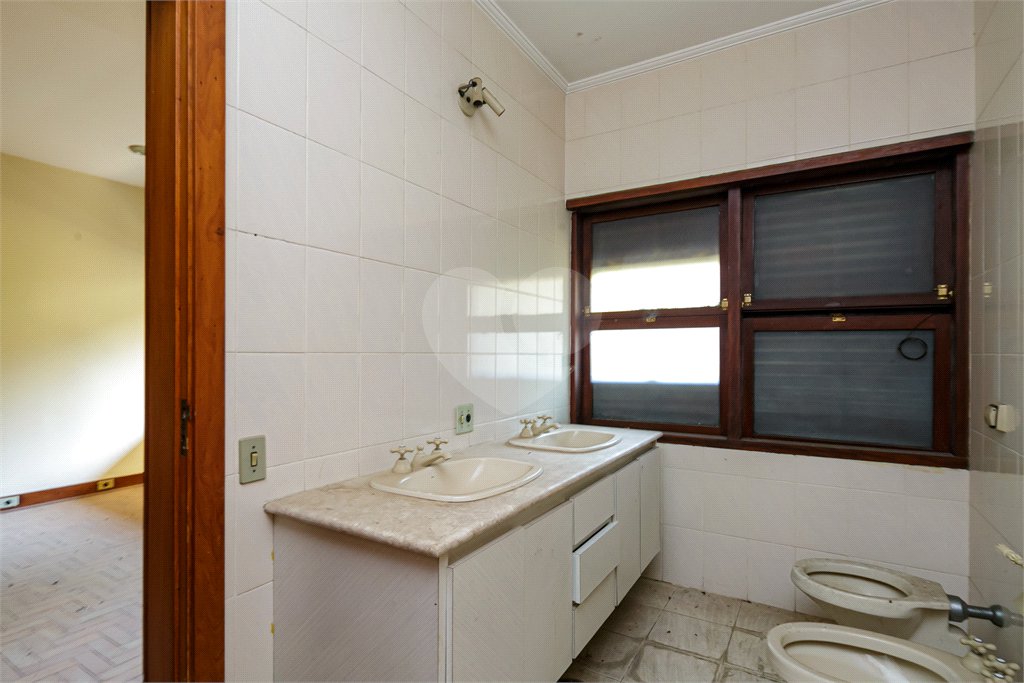 Casa à venda com 5 quartos, sendo 3 suítes, no condomínio Chácara Flora, São Paulo - SP