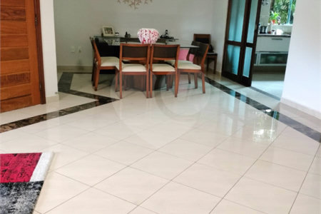 Sobrado à venda com 4 quartos, sendo 2 suítes, em Vila Petrópolis, Atibaia, SP