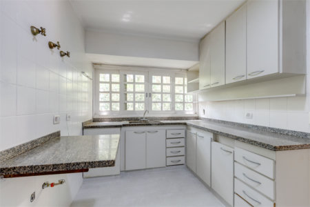 Casa à venda com 5 quartos, sendo 3 suítes, no condomínio Granja do Morumbi, São Paulo - SP