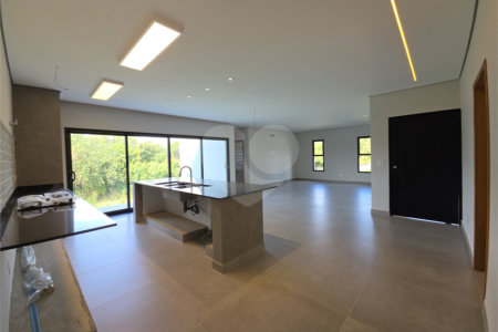 Casa à venda com 4 quartos, sendo 3 suítes, no condomínio Village Ipanema 2, Araçoiaba da Serra - SP