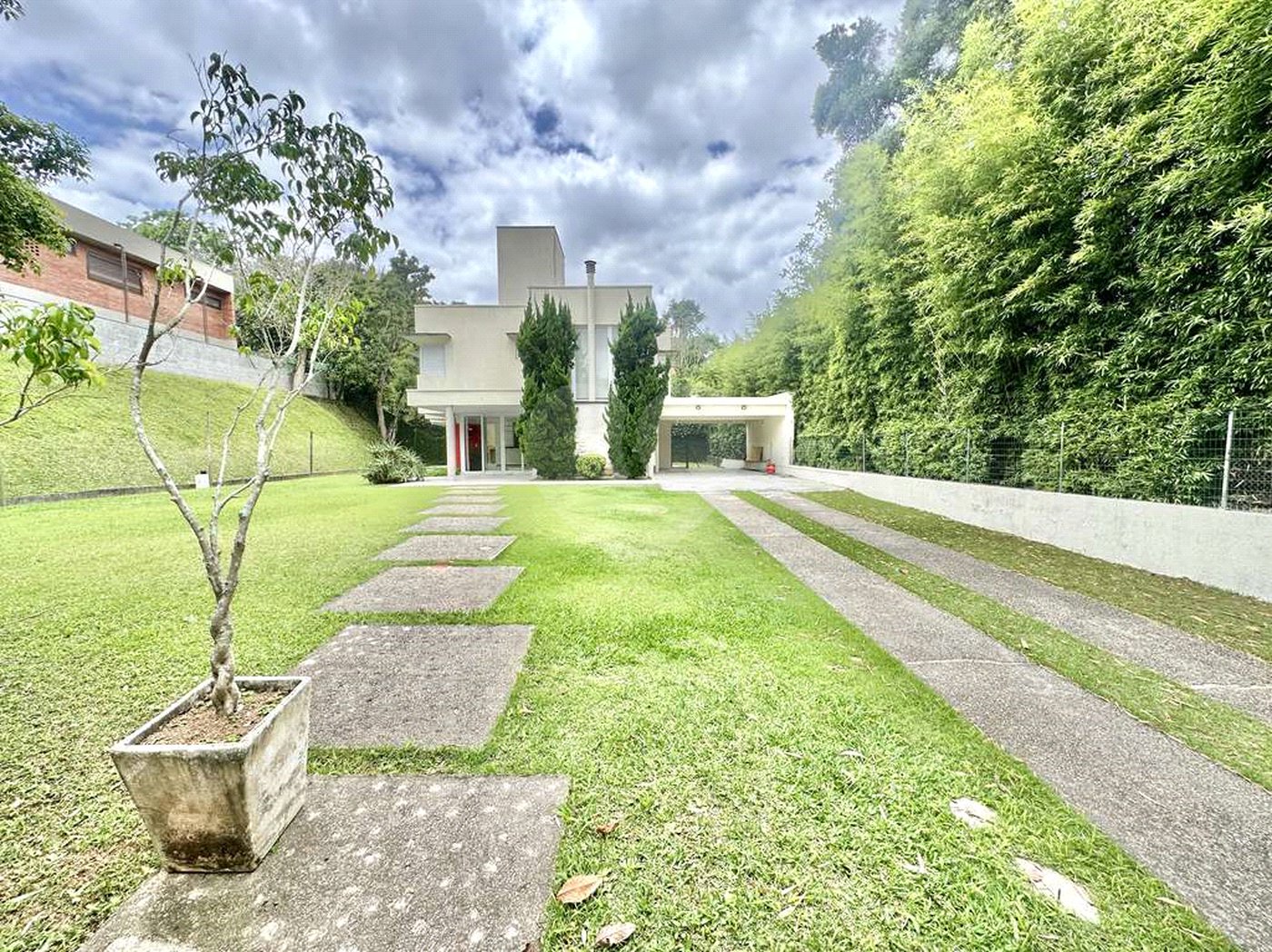 Casa à venda com 4 suítes no condomínio Recanto Impla, Carapicuíba - SP