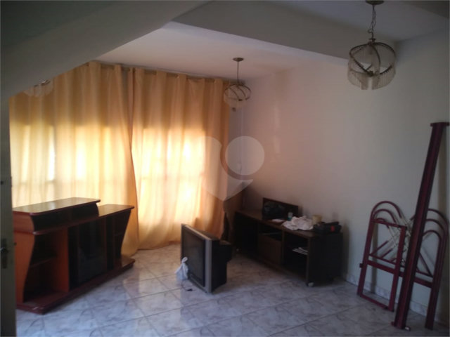 Sobrado à venda com 3 quartos em Vila Nivi, São Paulo, SP