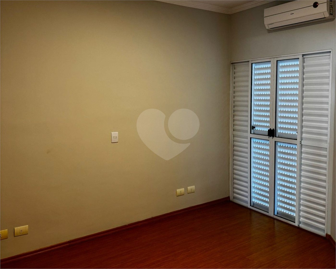 Casa à venda com 3 quartos, sendo 1 suíte, no condomínio Residencial Villa dos Inglezes, Sorocaba - SP