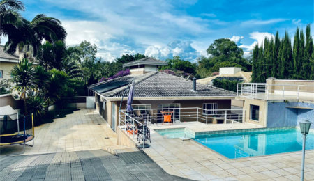 Casa à venda com 3 quartos, sendo 1 suíte,  no condomínio Shambala I, Atibaia - SP