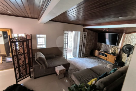 Casa à Venda no Santa Marta com 3 Suítes e Piscina