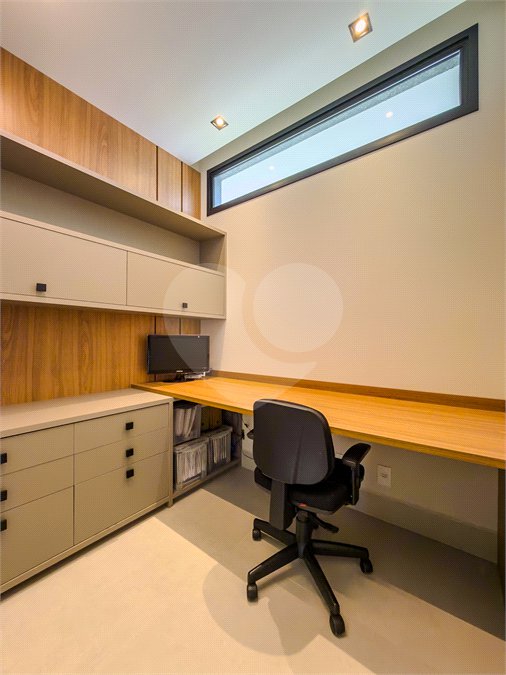 Indaiatuba - Quintas da Terracota - 1252 m² de terreno - casa térrea com 514 m² de área construída -3 vagas de garagem cobertas e 3 descobertas Lavabo - Sala de estar e jantar amplas e integradas - Escritório privativo - Cozinha toda equipada com geladeira, forno, micro-ondas, lava-louças,