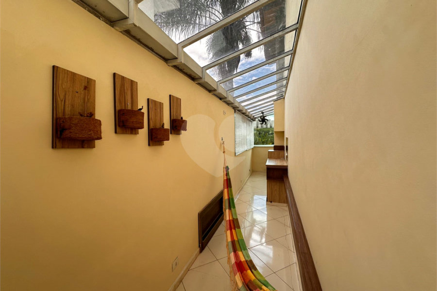 Casa à venda com 5 quartos, sendo 3 suítes, no condomínio Jd Itatinga, São Paulo - SP