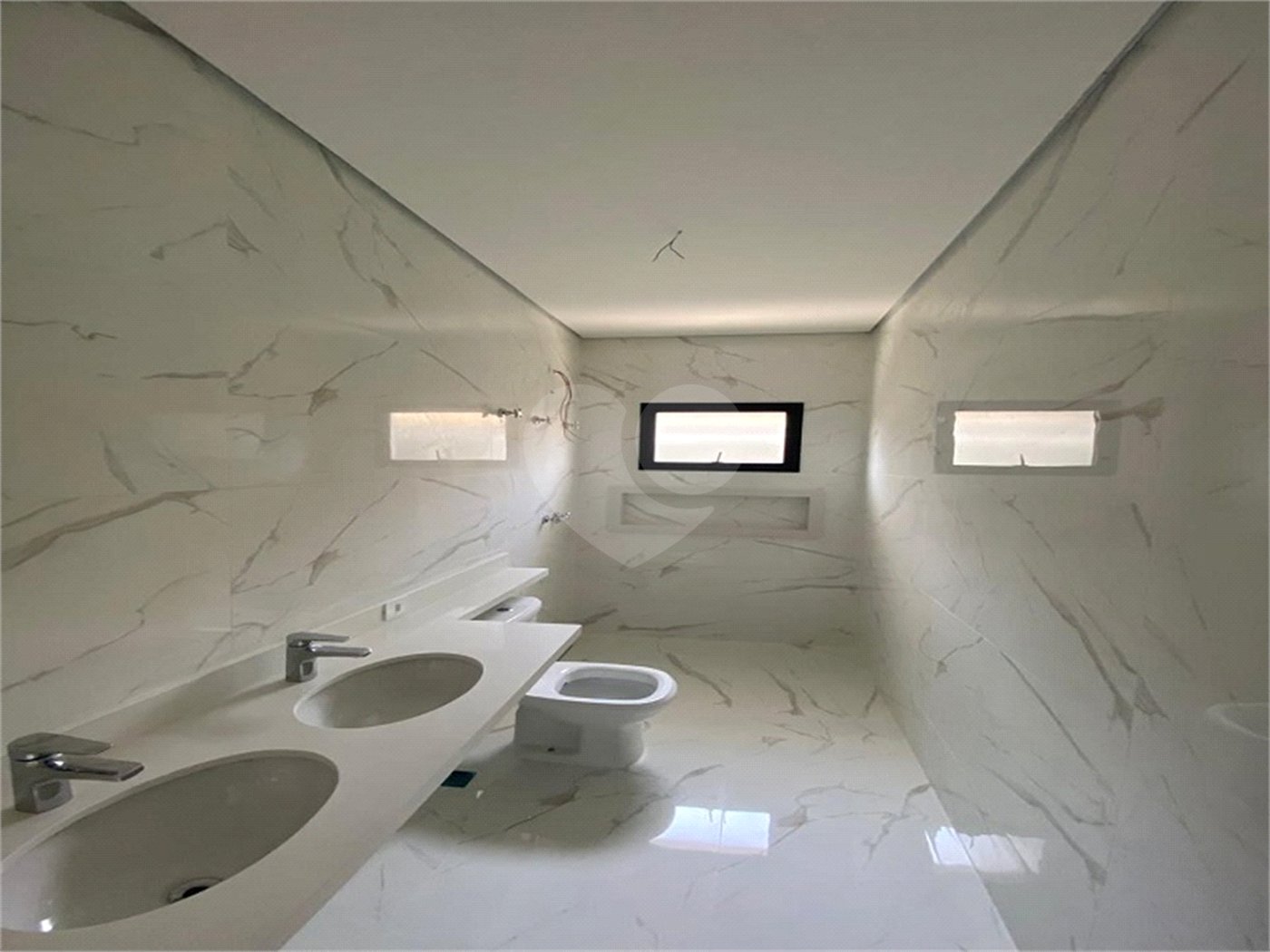 Casa à venda com 3 suítes no condomínio Shambala II, Atibaia - SP