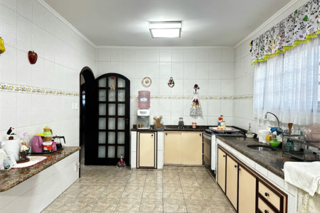 Sobrado à venda com 4 quartos, sendo 2 suítes, em Vila Júlia, Poá, SP