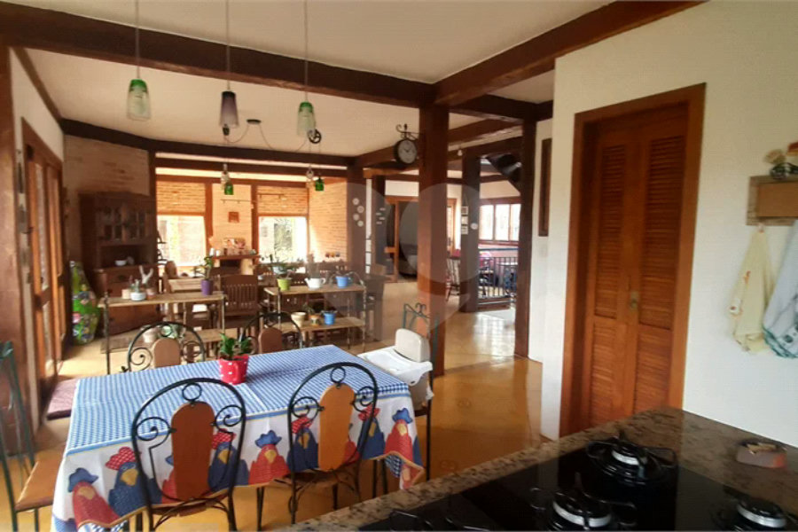 Casa à venda com 5 quartos, sendo 4 suítes, no condomínio Alpes da Cantareira, Mairiporã - SP