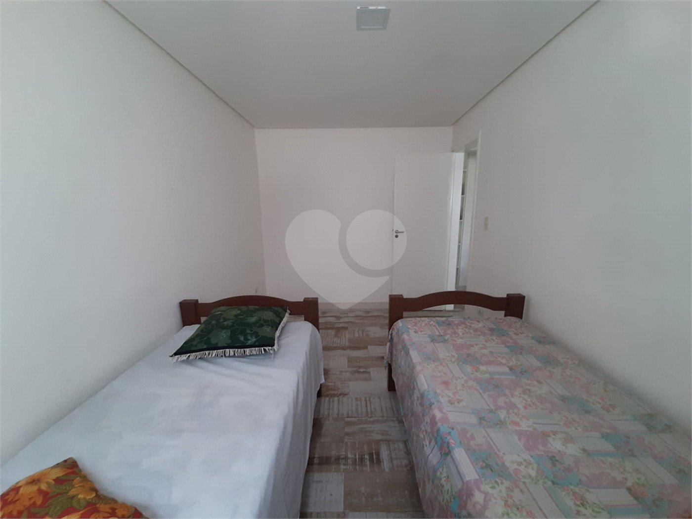 Apartamento à venda com 2 quartos, sendo 1 suíte,  no Centro, Mongaguá, SP