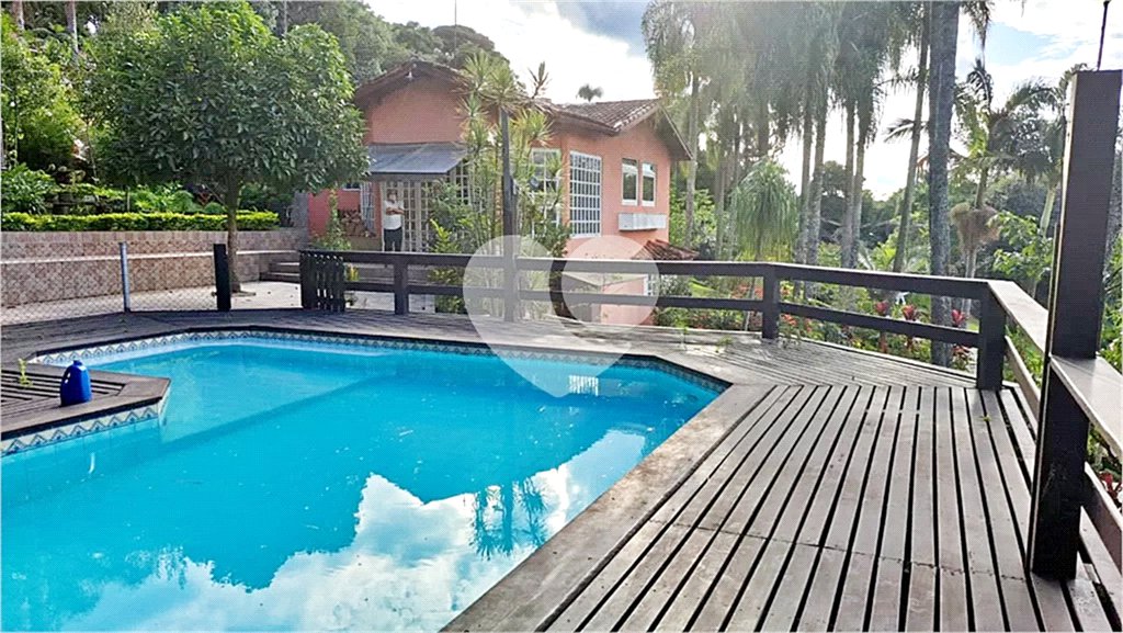 Casa à venda com 6 quartos, sendo 2 suítes, no condomínio Associação Reserva das Hortênsias, Mairiporã - SP