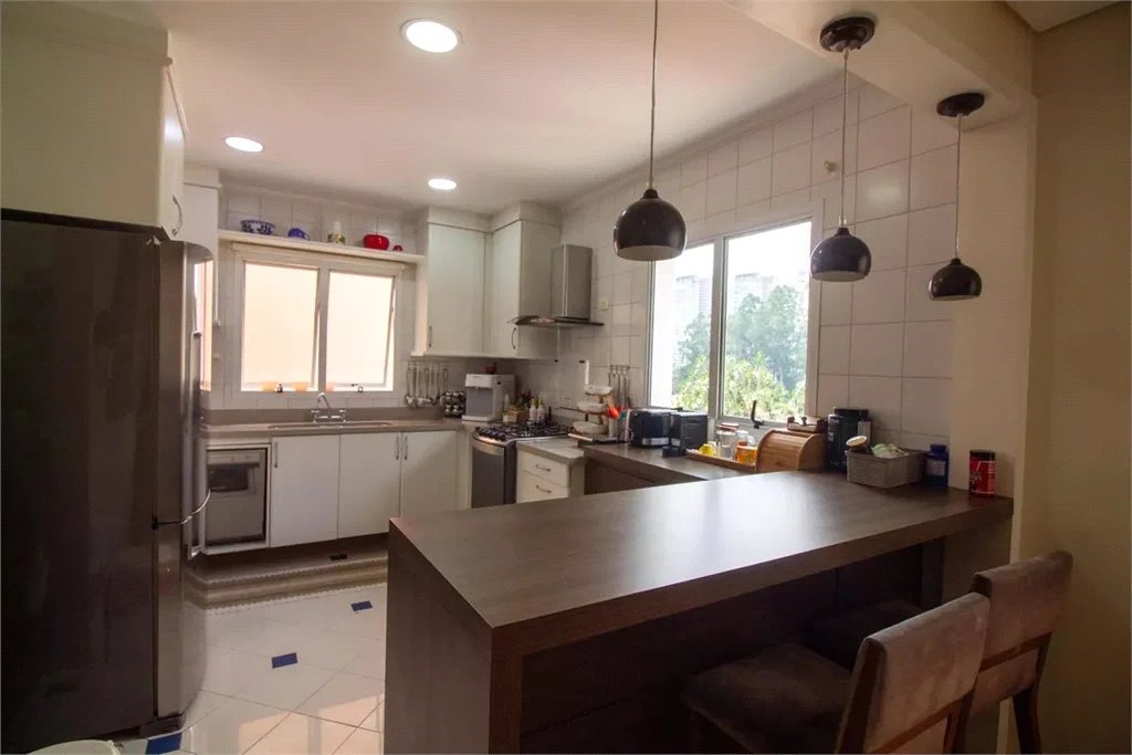 Casa à venda com 4 quartos, sendo 3 suítes, no condomínio Residencial Sans Souci, São Paulo - SP