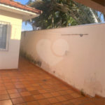 Casa térrea com 3 dormitórios, sendo 1 suíte .
