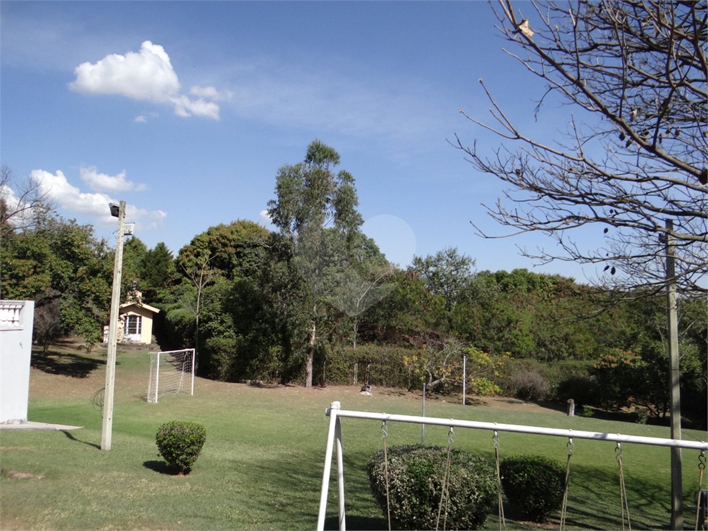 Indaiatuba- Jardins dos Laranjais - Chácara dentro do Vale das Laranjeiras, segundo portão: Jardim dos Laranjais. 3 quartos, 1 banheiro social, 1 sala espaçosa de TV, 1 sala de jantar, cozinha, 1 varanda fechada com portas Blindex. Quiosque, piscina, capela com bancos e altar,
