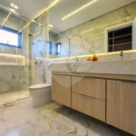 Indaiatuba - Condominio Villa Sapezal - 318 m² de Terreno - 230 m² de Área Construída - 3 suítes, sendo 1 Master com closet planejado - Sala de TV - Sala de estar integrada à Sala de jantar - Cozinha com móveis planejados - Despensa - Escritório planejado - Lavabo - Piscina com preparação para aquec