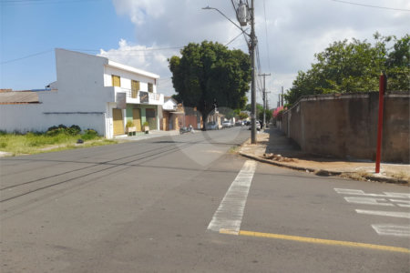 Terreno plano com boa localização no Cruzeiro do Sul .