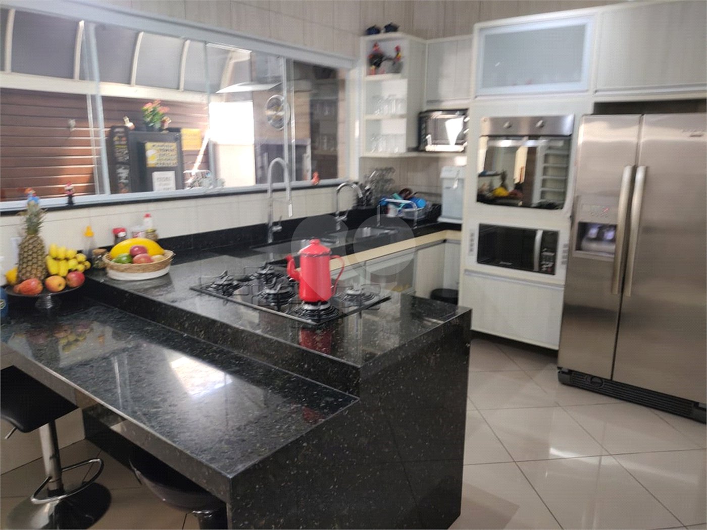 Casa à venda com 4 quartos, sendo 2 suítes, no condomínio Residencial Jardim das Palmeiras, Vinhedo - SP