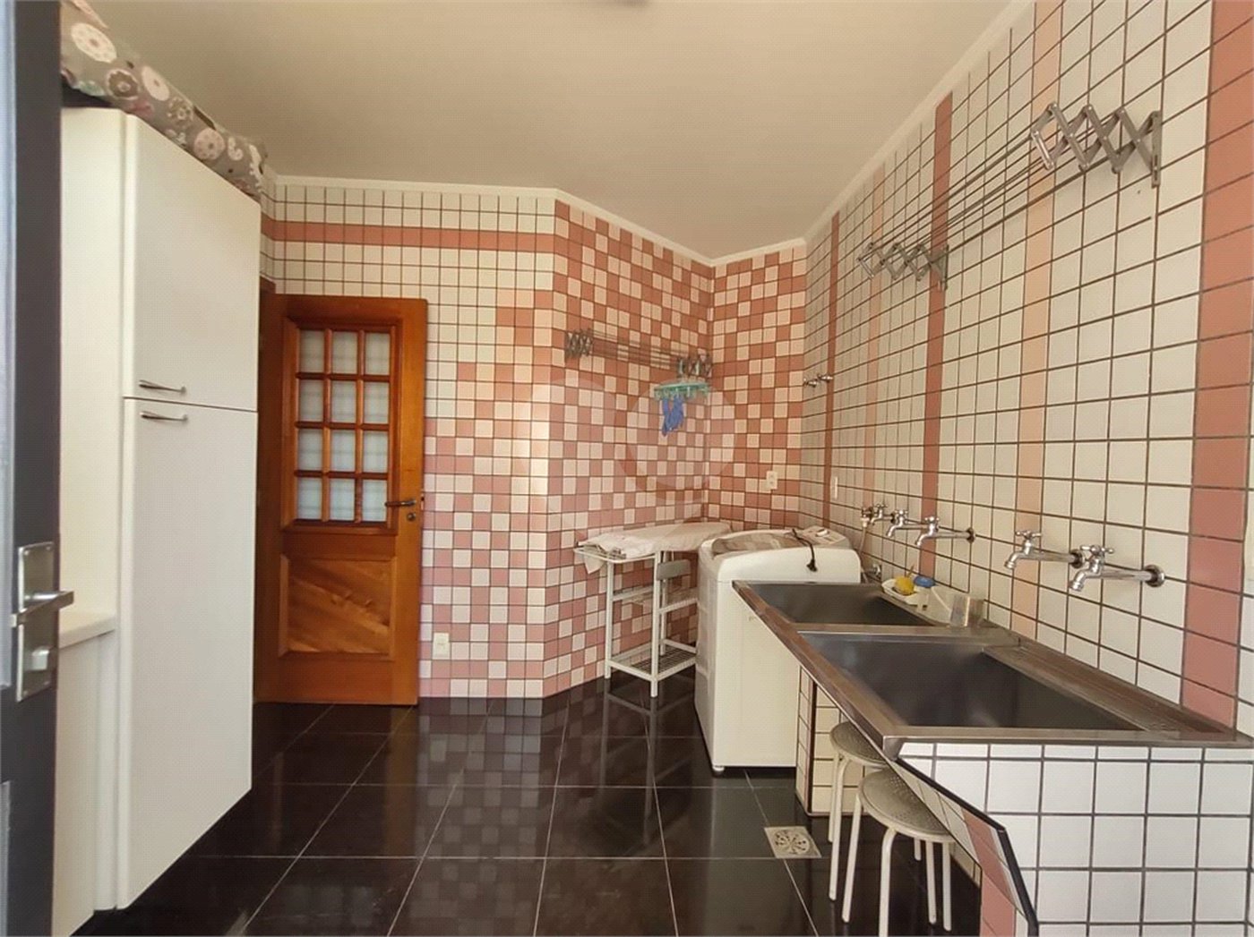 Casa à venda com 5 quartos, sendo 4 suítes, no condomínio Rancho Dirce, Sorocaba - SP