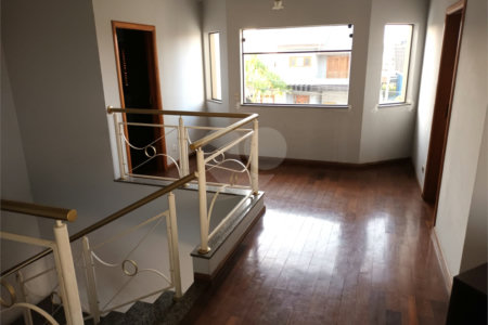 Casa à venda com 4 quartos, sendo 3 suítes, no condomínio Arujá 5, Arujá - SP