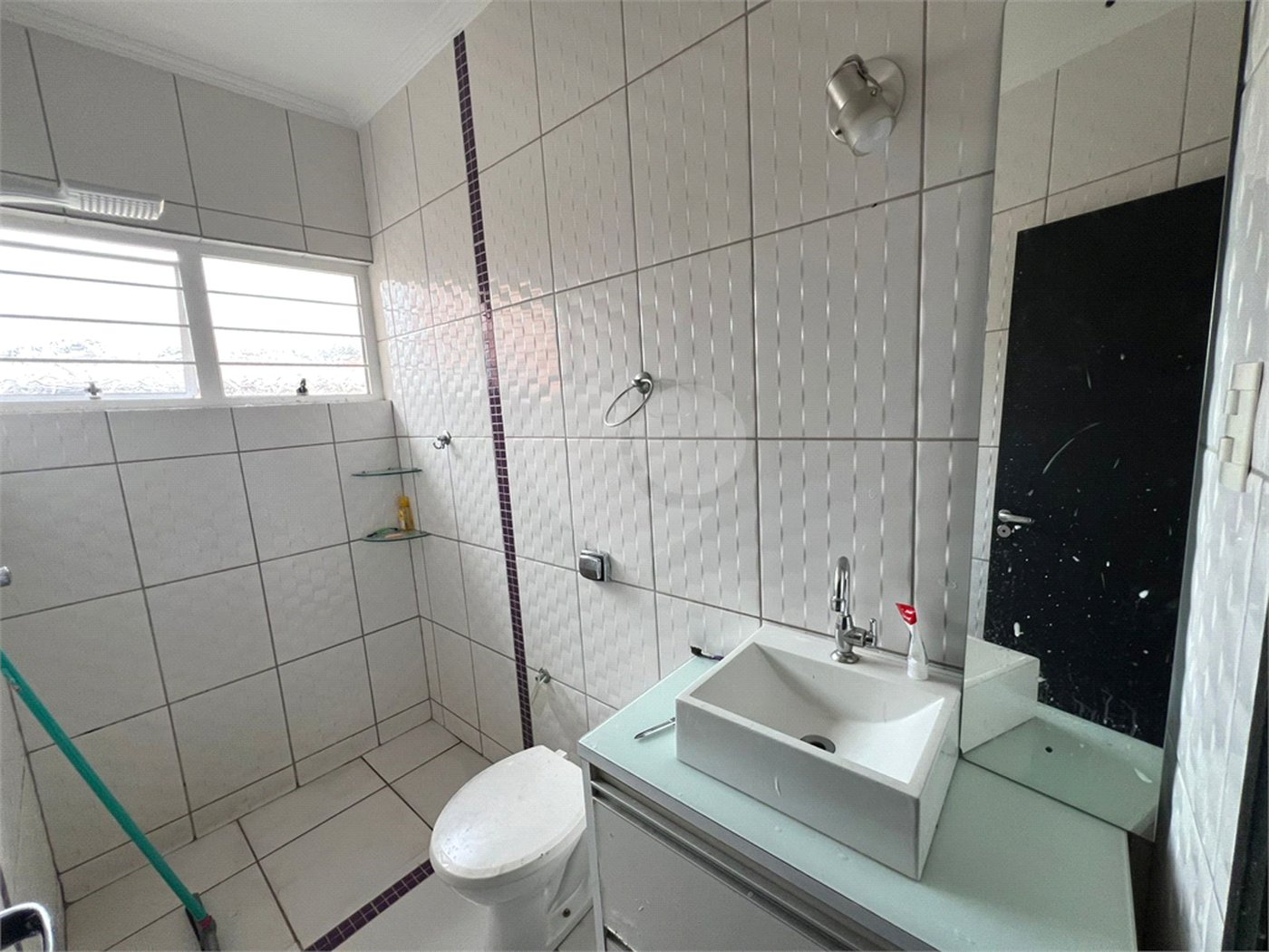 Sobrado à venda com 3 quartos, sendo 1 suíte, em Lopes de Oliveira, Sorocaba, SP