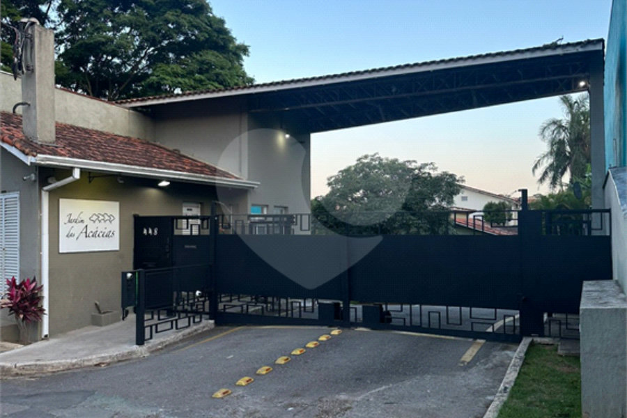 Casa à venda com 4 quartos, sendo 1 suíte,  no condomínio Jardim das Acácias, Cotia - SP