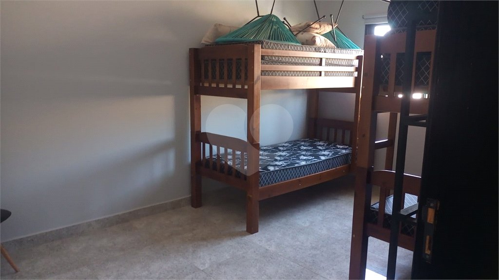 Casa à venda com 3 quartos, sendo 1 suíte, no condomínio Village da Serra, Araçoiaba da Serra - SP