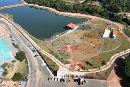 Terreno à venda com 1 suíte no condomínio Picollo Villaggio, Louveira - SP