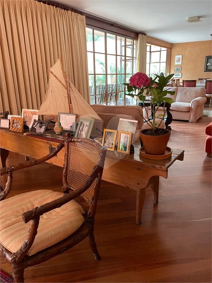 Casa à venda ou para alugar com 4 quartos, sendo 3 suítes,  em Jardim Leonor, São Paulo, SP