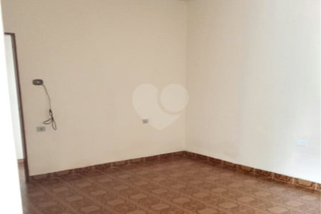 Casa térrea e espaçosa no centro da cidade por apenas R$370.000,00!!! Vamos agendar uma visita?