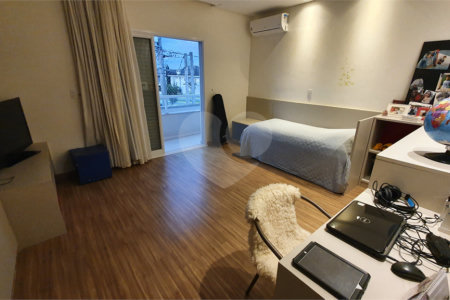 CASA A VENDA NO URBANOVA COM 390M², 5 DORMITORIOS, 6 BANHEIROS, PISCINA, 3 VAGAS, Sjc