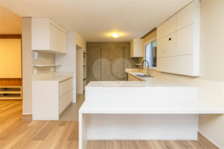 Casa à venda com 4 quartos, sendo 3 suítes, no condomínio Village Place, São Paulo - SP