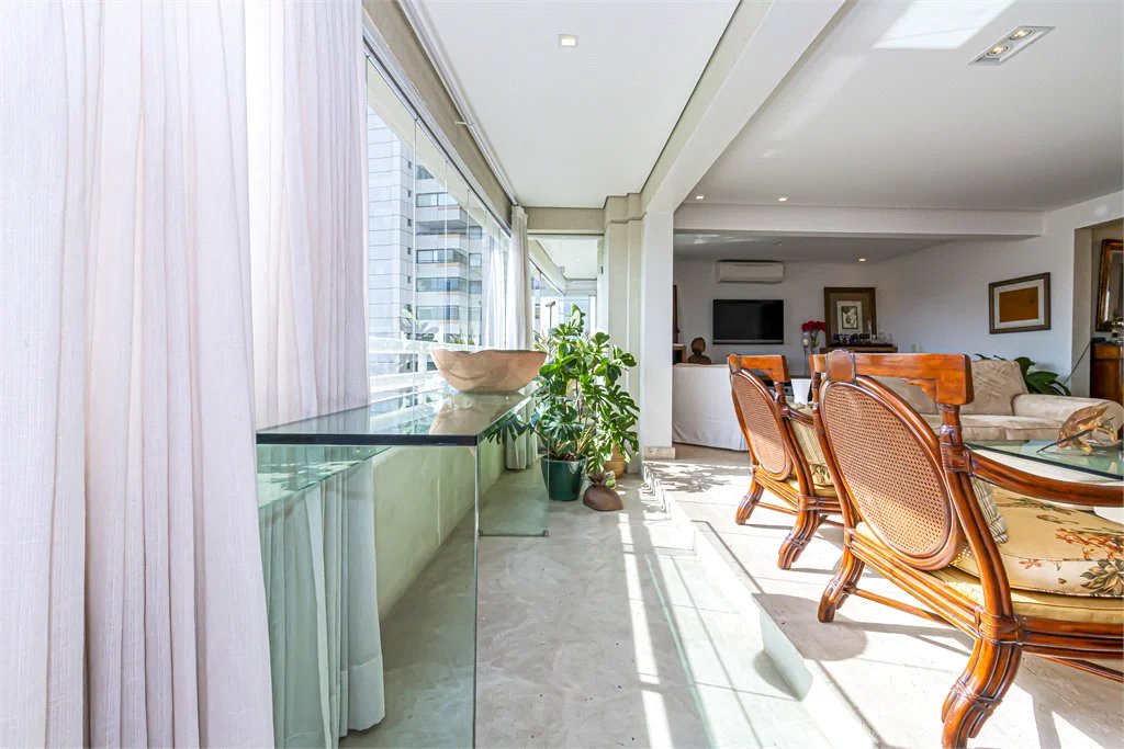 Apartamento à venda com 4 quartos, sendo 3 suítes,  em Real Parque, São Paulo, SP