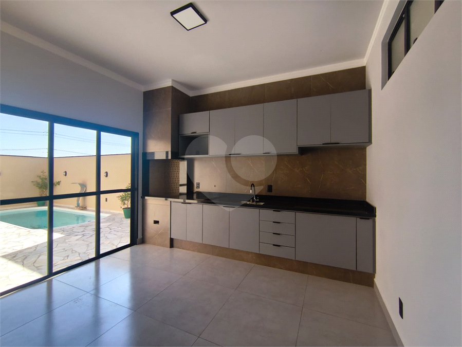 Casa à venda com 3 quartos, sendo 2 suítes, no condomínio Tivolli, Itapetininga - SP