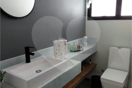 Casa à venda ou para alugar com 4 suítes no condomínio Figueira Garden, Atibaia - SP