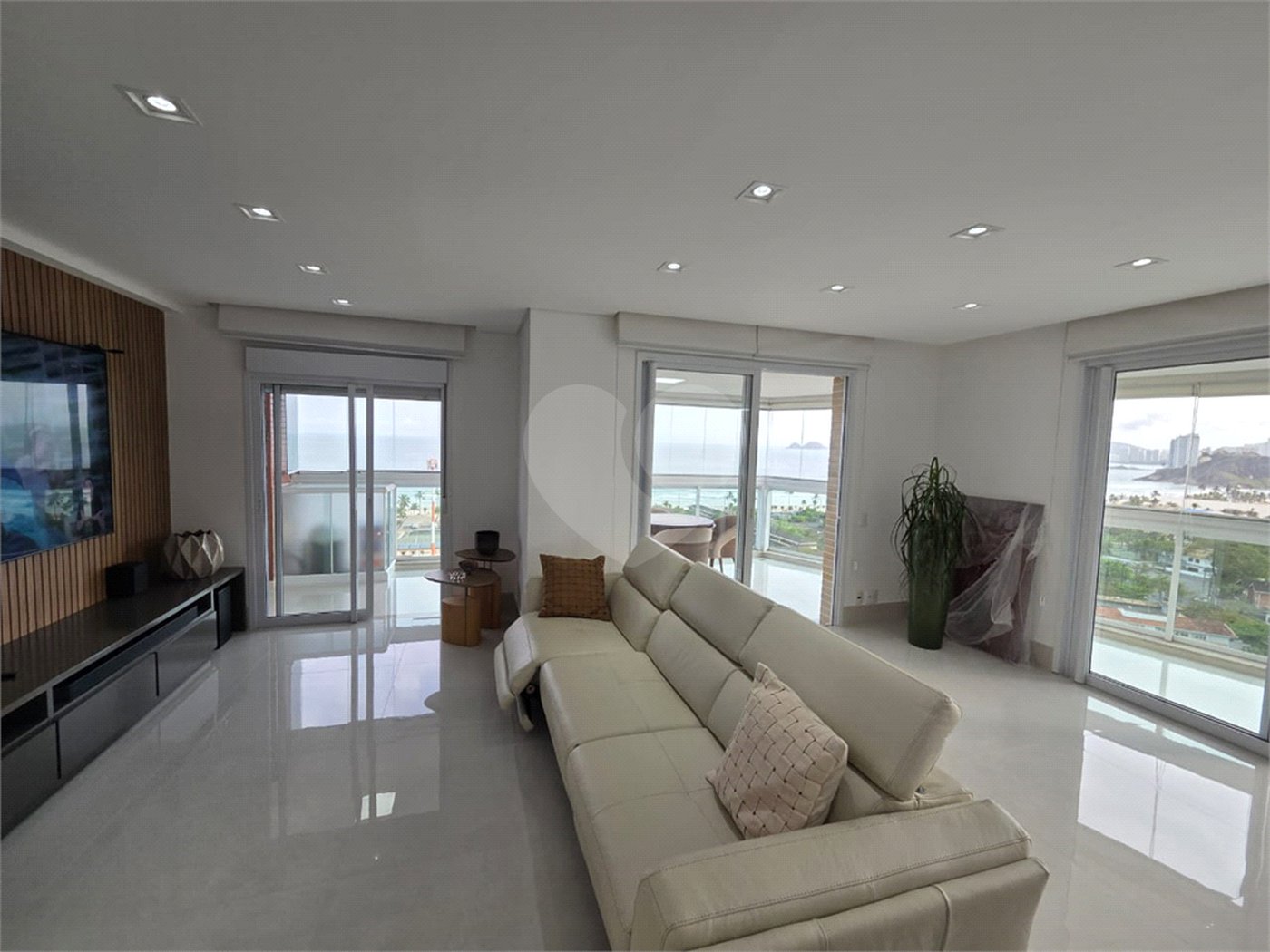Apartamento à venda com 4 quartos, sendo 2 suítes, em Enseada, Guarujá, SP