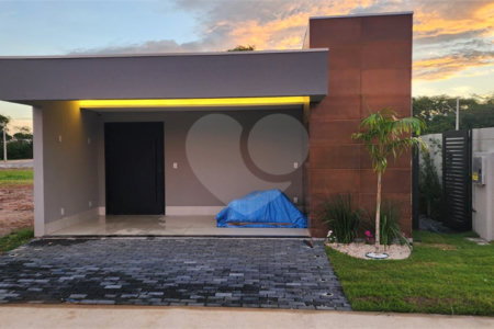 Casa à venda com 2 quartos, sendo 1 suíte, no condomínio Florais Esmeralda, Cuiabá - MT