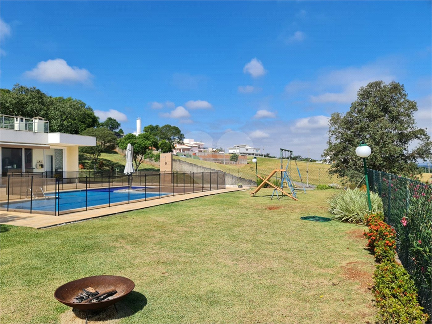 Casa à venda ou para alugar com 4 suítes no condomínio Residencial Jardim Primavera, Louveira - SP