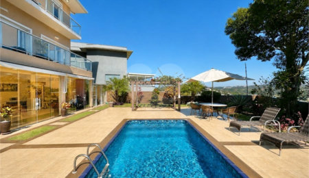 Casa à venda com 3 suítes no condomínio Golf Village, Carapicuíba - SP