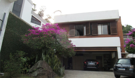 Sobrado à venda com 4 quartos, sendo 2 suítes,  em Tremembé, São Paulo, SP