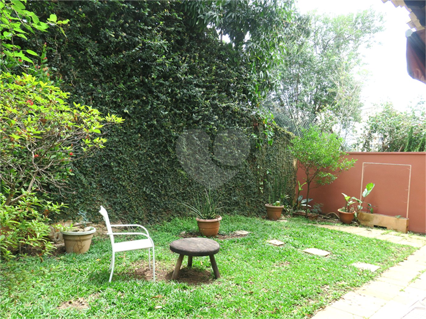 Casa à venda com 4 quartos, sendo 2 suítes, no condomínio Vila das Flores, São Paulo - SP