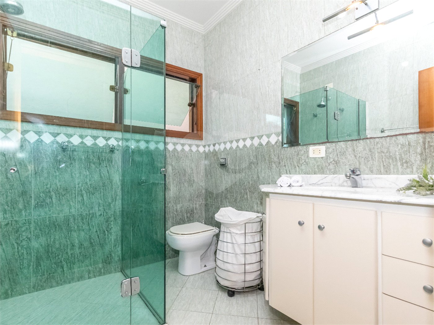 Casa à venda com 4 quartos, sendo 2 suítes, em Jardim Marajoara, São Paulo, SP