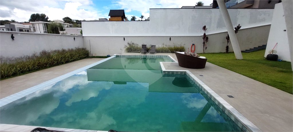 Casa à venda ou para alugar com 4 suítes no condomínio Figueira Garden, Atibaia - SP