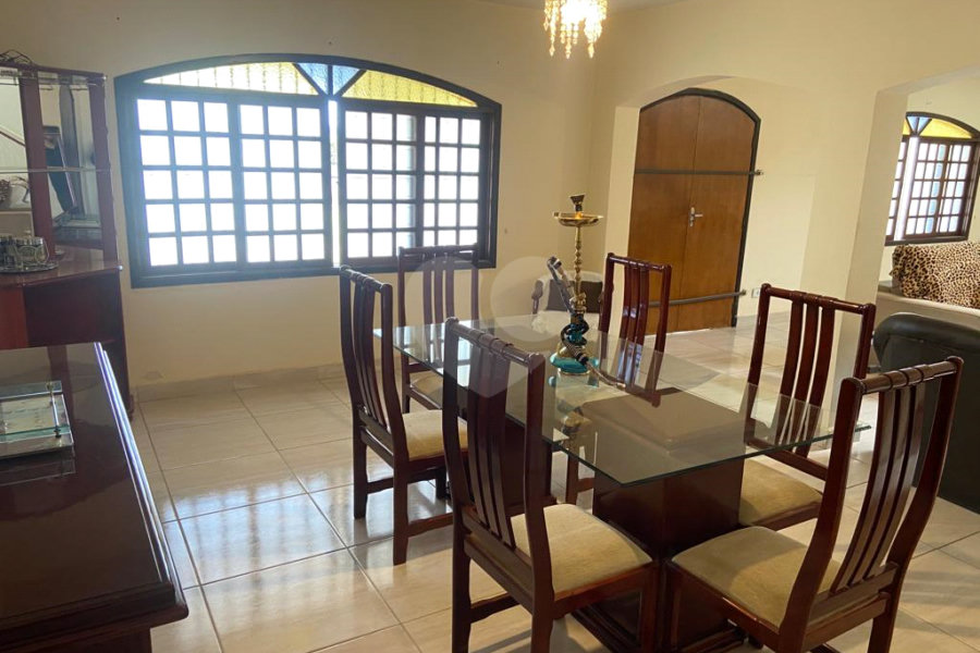 Casa à venda com 5 quartos, sendo 4 suítes, no condomínio Vilarejo Estoril, Mairiporã - SP
