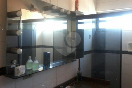 Sobrado à venda com 5 quartos, sendo 2 suítes, em Jardim Aeroporto, São Paulo, SP