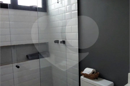 Casa à venda ou para alugar com 4 suítes no condomínio Figueira Garden, Atibaia - SP