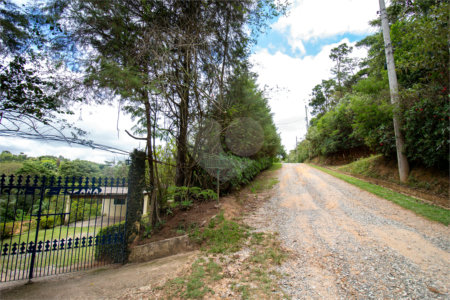 Casa à venda ou para alugar com 5 quartos, sendo 2 suítes, no condomínio Restinga Verde, São Roque - SP