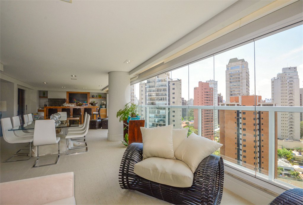 Apartamento à venda com 4 suítes,  em Vila Uberabinha, São Paulo, SP