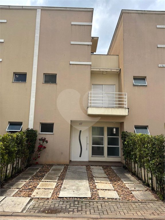 Casa à venda com 3 quartos, sendo 1 suíte, no condomínio Recanto das Araucárias, Suzano - SP