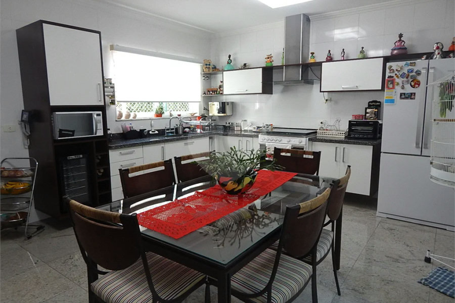 Casa em condomínio fechado no Jardim Floresta, 3 suítes, área gourmet, piscina, 4 vagas.